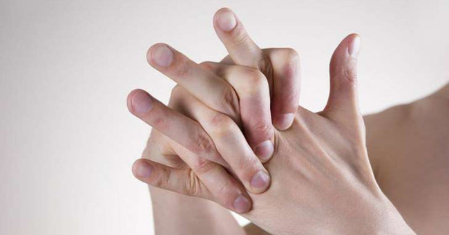 Video: Explain the sound when breaking the knuckle joint