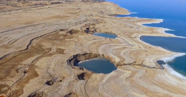 Video: Fallen Hole in the Dead Sea - the beauty of destruction
