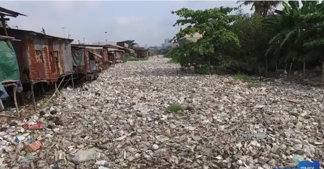Video: Garbage covering the canals in the Cambodian capital