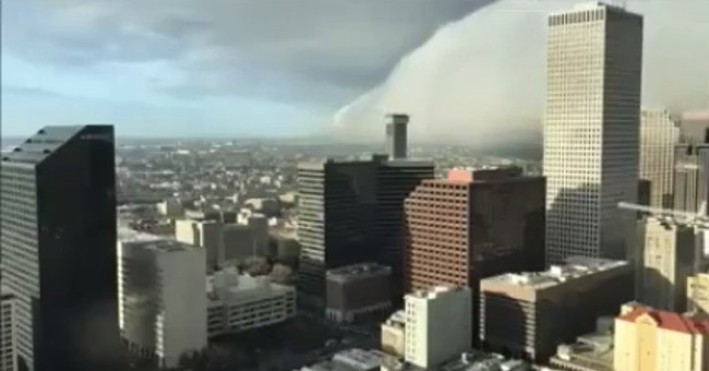 Video: Giant cloud of clouds swept across the American city