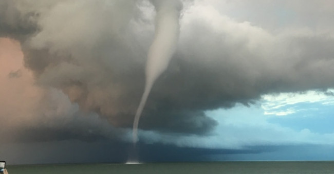 Video: Giant dragon nozzle stirred the English coast
