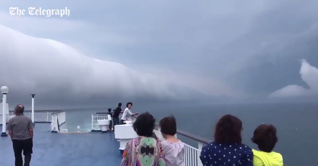 Video: Giant scroll clouds across the Pacific Ocean