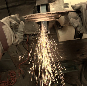 Video: How does a knife maker's day take place?