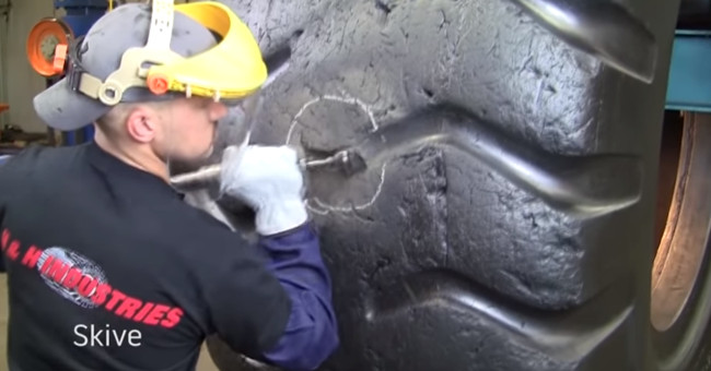 Video: How is the $ 30,000 tire of giant trucks patched?
