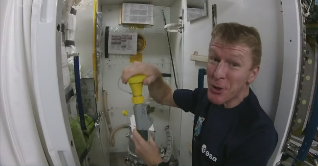 Video: How is the astronaut peeing in the universe?