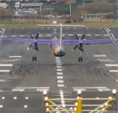 Video: How is the plane landing when the wind blows hard?