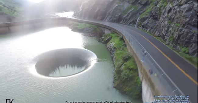 Video: Huge spill smokes the water between the US reservoir
