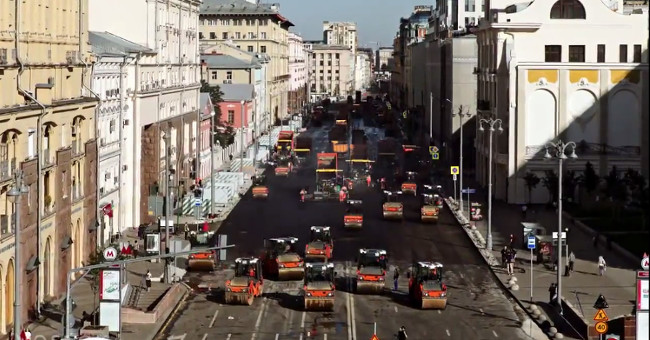 Video: Human army and heavy machinery repair roads in Russia
