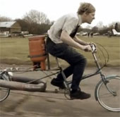 Video: Jet bike runs fast with cars