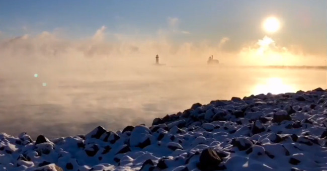 Video: Lake fumes when it is cold in America