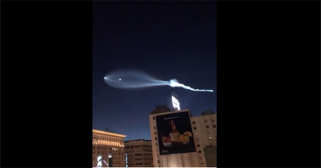 Video: Light streaks like alien objects appearing in the sky of America