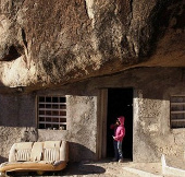 Video: Making a house under a rock