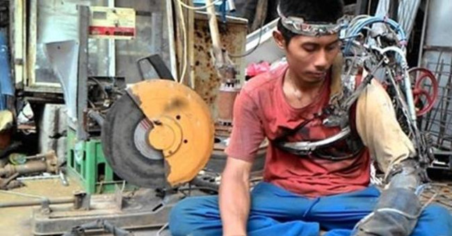 Video: Mechanic mechanically manipulates a robot controlled by thought