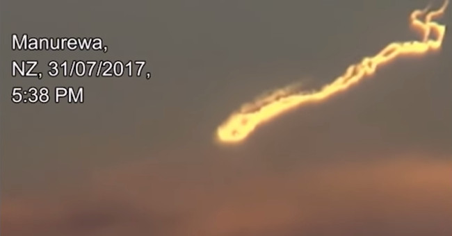 Video: Mysterious fire in the sky in New Zealand