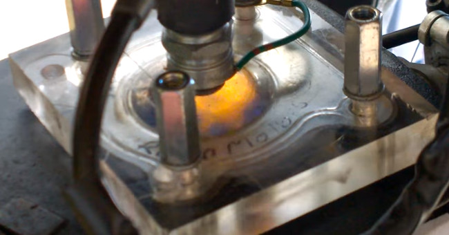 Video: Operation of a 2-stroke engine when viewed through the transparent cylinder cover