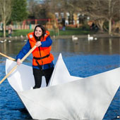 Video: Paper boat can carry people floating on the lake