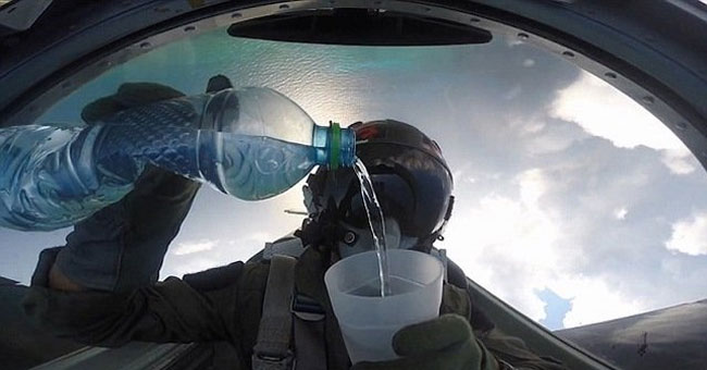 Video: Pilot drank water when driving a fighter upside down