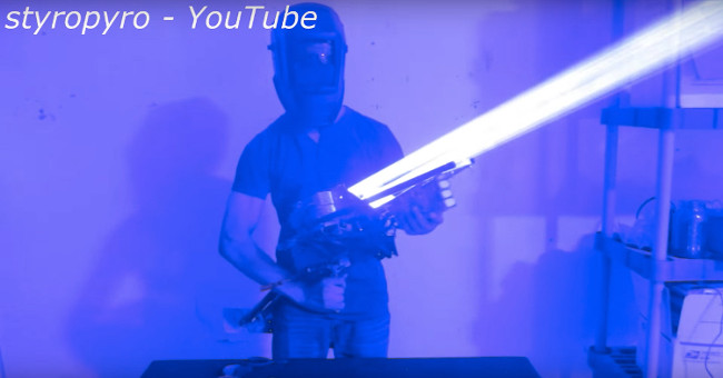 Video: Processing a laser gun with a capacity of 200W, shooting through the computer case