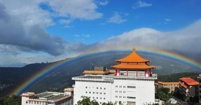 Video: Record rainbow for nearly 9 hours in Taiwan, China