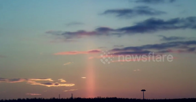 Video: Red light pillar stands in the sky of Russia