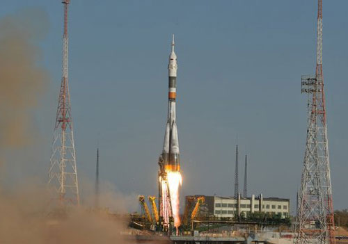 Video: Russian ship takes 3 travelers to the space station