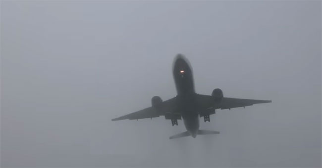 Video: See the plane landing in the thick fog