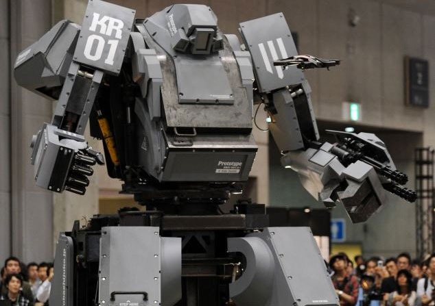 Video: Super robot 4 tons releases bullets when the owner laughs