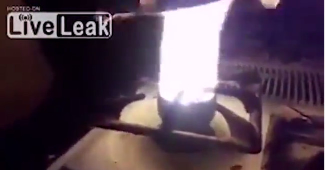 Video: Syrian people fry eggs with phosphorus bombs