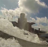 Video: Terrifying scene when stuck in a sinking ship
