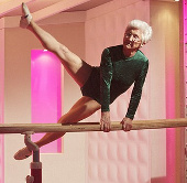 Video: The 87-year-old grandmother turned upside down like a young man