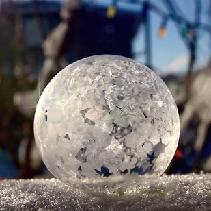 Video: The beauty of the bubble is frozen