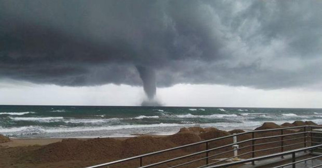 Video: The biggest dragon hose in the decade near the Spanish coast