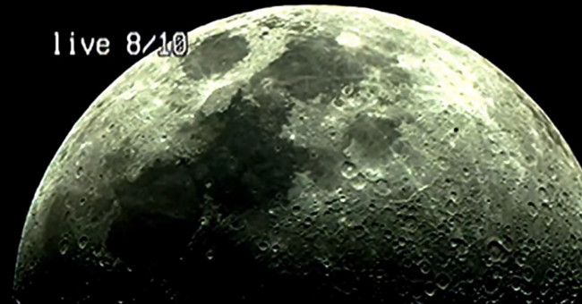 Video: The black ball suspected of flying over the Moon by the UFO