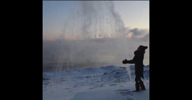 Video: The boiling water froze when it was lifted high under the sky