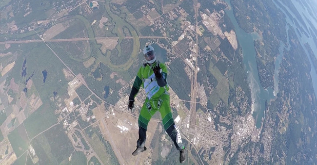Video: The choking moment jumps from a height of 7.6 km without parachutes