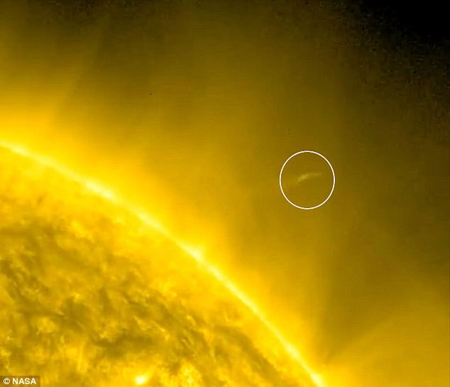 Video: The comet moment escapes from the Sun.