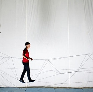 Video: The drone plane builds a pedestrian bridge