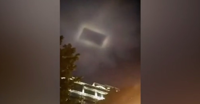 Video: The flying carpet-like object glows in the sky of China