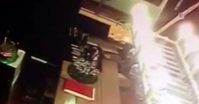 Video: The ghost cup at the bar spreads dizzily