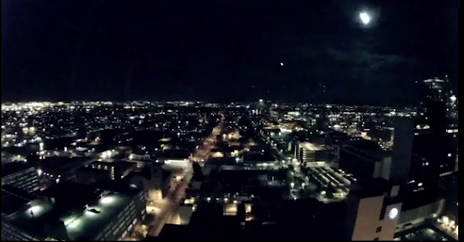 Video: The glowing fire bridge in the night sky in America
