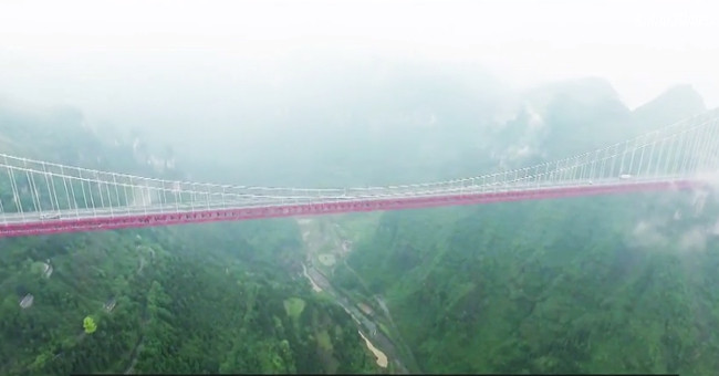 Video: The highest suspension bridge connects two mountain tunnels in China
