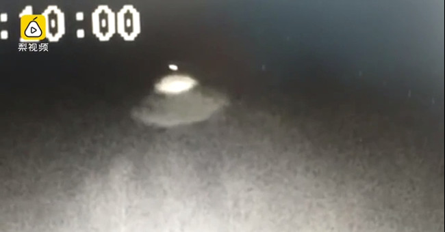 Video: The jellyfish figure floats near the Chinese train station