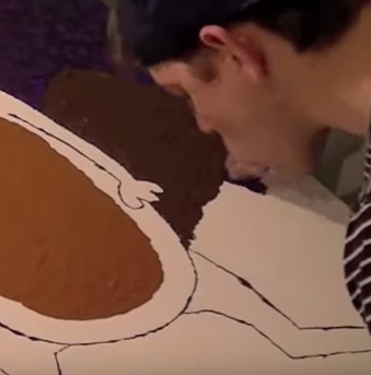 Video: The man paints with ... tongue