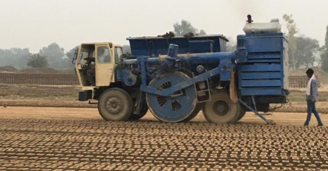 Video: The 'monster' machine produces 300 bricks per minute