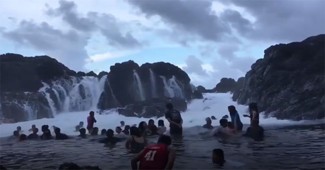Video: The phenomenon of waterfalls is rare in coastal Philippines