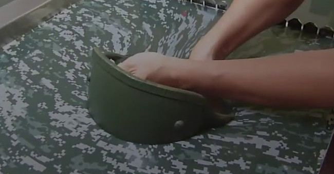 Video: The process of camouflage the helmet of American soldiers like magic