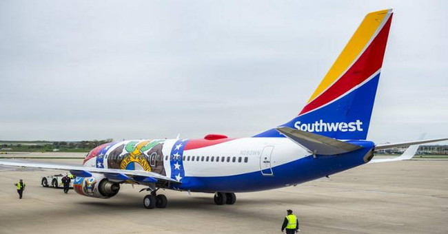 Video: The process of painting Boeing 737 aircraft covers