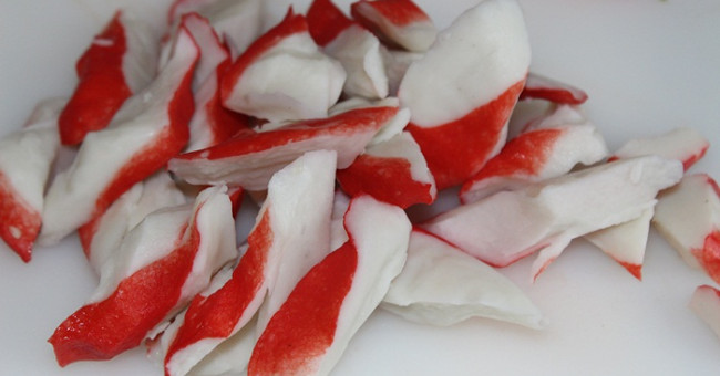 Video: The process of producing crab meat 'not made from crabs' in sushi