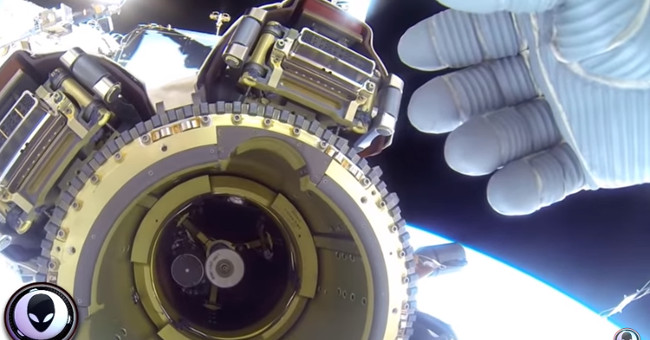 Video: The prosecuted astronaut uses his hand to glow UFO near ISS station