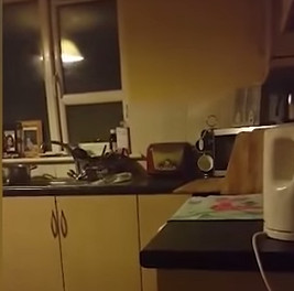 Video: The scene of 'ghost guests' breaking into the kitchen?